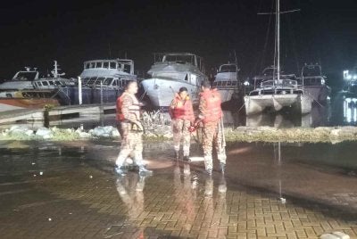 Anggota bomba melakukan pemantauan di sekitar kawasan Pusat Perdagangan Pontian.