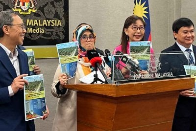 Mas Ermieyati (dua dari kiri) ketika sidang akhbar di Parlimen pada Rabu.