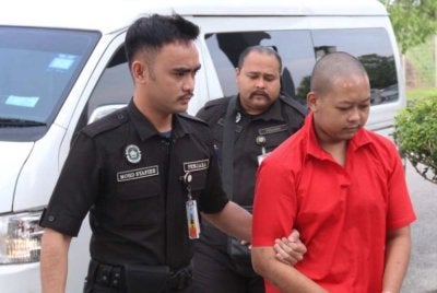 Seorang penganggur didakwa di Mahkamah Sesyen Kota Bharu pada Rabu atas pertuduhan melakukan samun terhadap seorang pelanggan di sebuah kedai serbaneka di Jalan Long Yunus pada Mei lalu.