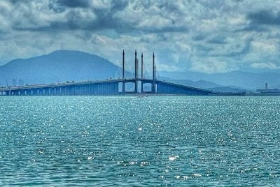 Seorang lelaki dilaporkan terjatuh ke dalam laut di tiang nombor lima Jambatan Pulau Pinang menghala ke pulau pada Rabu.