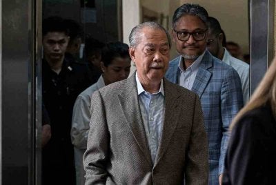 Bekas Perdana Menteri Tan Sri Muhyiddin Yassin hadir bagi perbicaraan kes rasuah dan pengubahan wang haram yang melibatkannya di Mahkamah Tinggi pada Rabu. Foto Bernama. 
