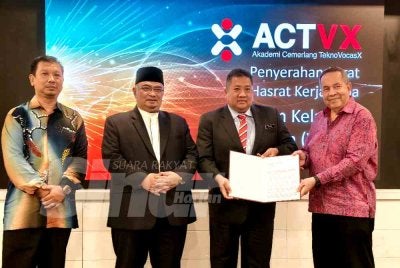 Mohamed Fadzli (dua dari kiri) bersama Zaharuddin Sani (kiri) pada Majlis Peluncuran Akademi Cemerlang TeknoVocasX (ACTVX) di Kota Bharu pada Rabu.