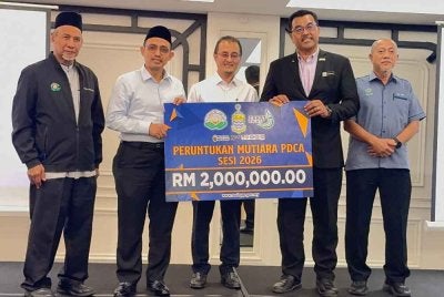 Mohamad (tengah) menyaksikan penyerahan cek cura bernilai RM2 juta yang diserahkan oleh Mohamad Kairi (dua dari kiri) kepada Timbalan Pengarah Sektor Pembelajaran JPNPP, Mohamad Said Ibrahim (dua dari kanan) di Majlis Taklimat Guru Penyelaras MPDCA 2026 di Bertam Resort pada Rabu.