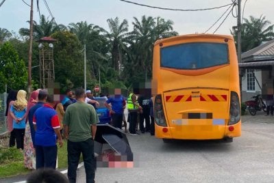 Seorang murid lelaki berusia tujuh tahun maut selepas dipercayai dilanggar sebuah bas sekolah dalam kejadian di Jalan Bunga Raya 3, Taman Sri Lalang, Kluang pada Rabu.