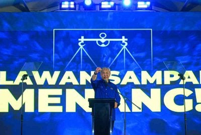 Ahmad Zahid berucap pada Majlis Pelancaran Jentera dan Pengumuman Calon BN di pekarangan Parkir Stadium Paroi pada Rabu. Foto Bernama