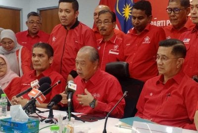 Muhyiddin (tengah) pada sidang media khas di Ibu Pejabat Bersatu di Petaling Jaya pada Rabu.