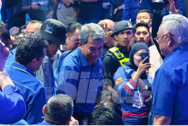 Pengerusi BN Negeri Sembilan, Datuk Seri Mohamad Hasan (tengah) kekal bertanding di DUN Rantau.