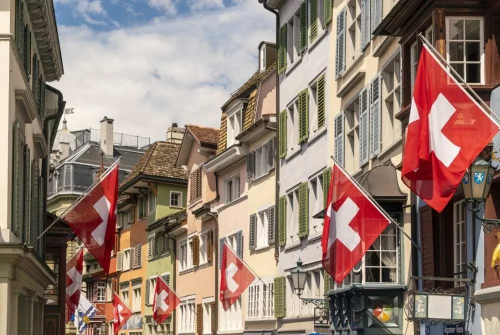 Switzerland tidak disatukan oleh bahasa, agama atau etnik sebaliknya mereka disatukan oleh nilai bersama, institusi yang dipercayai dan rasa memiliki terhadap negara. - Gambar hiasan