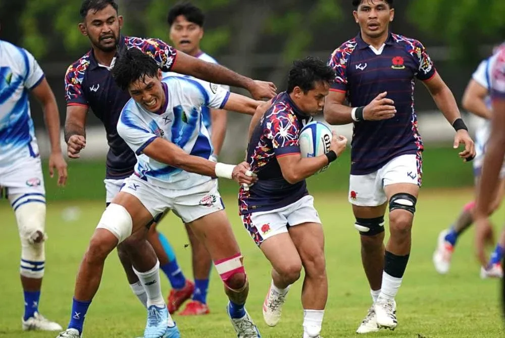 Aksi sengit antara skuad Bunga Raya 15s ketika menentang Taiwan di Armed Forces Development Command Stadium. - Foto: CTRU
