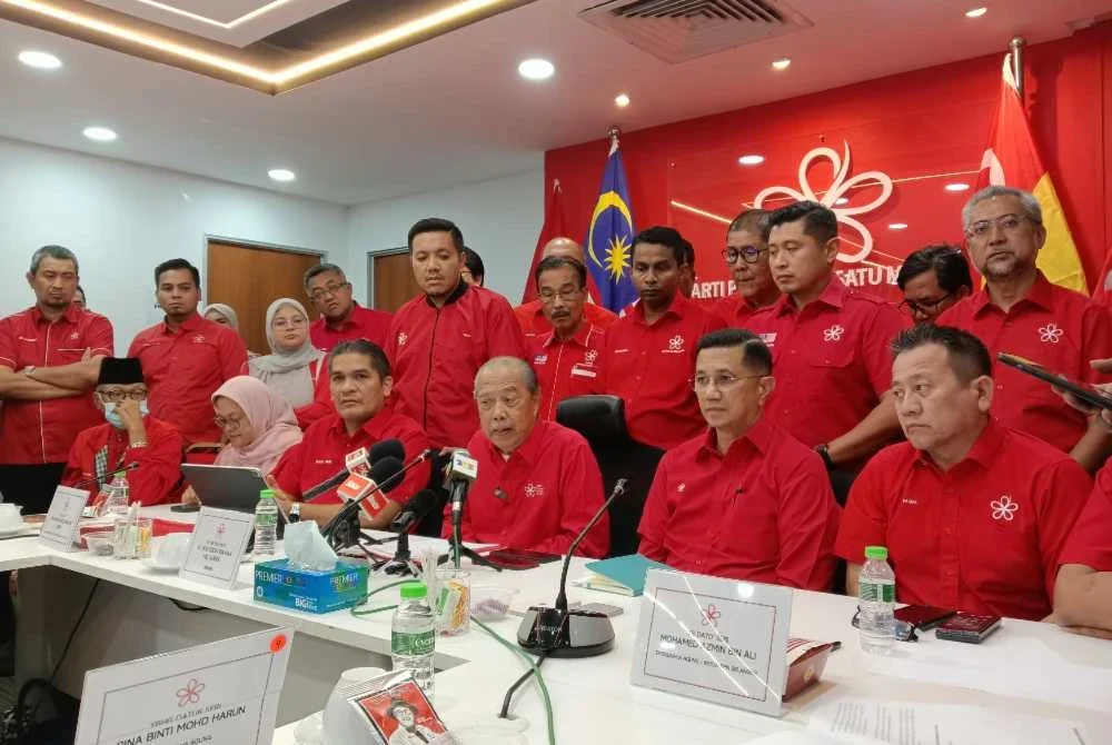 Muhyiddin (tengah) pada sidang media khas di Ibu Pejabat Bersatu di Petaling Jaya pada Rabu.
