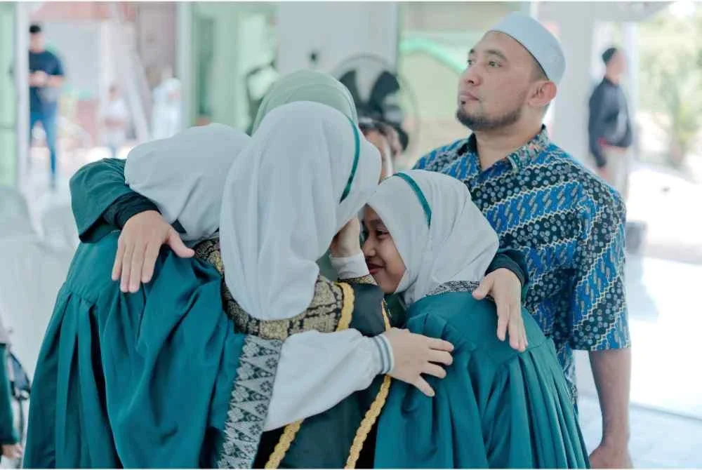 Tiga pelajar daripada sebuah keluarga menjadi perhatian kerana naik ke pentas konvokesyen selepas mencipta sejarah menamatkan hafalan 30 juzuknya pada tahun lalu. Foto: FB Ustaz Ahmad Dusuki Abd Rani