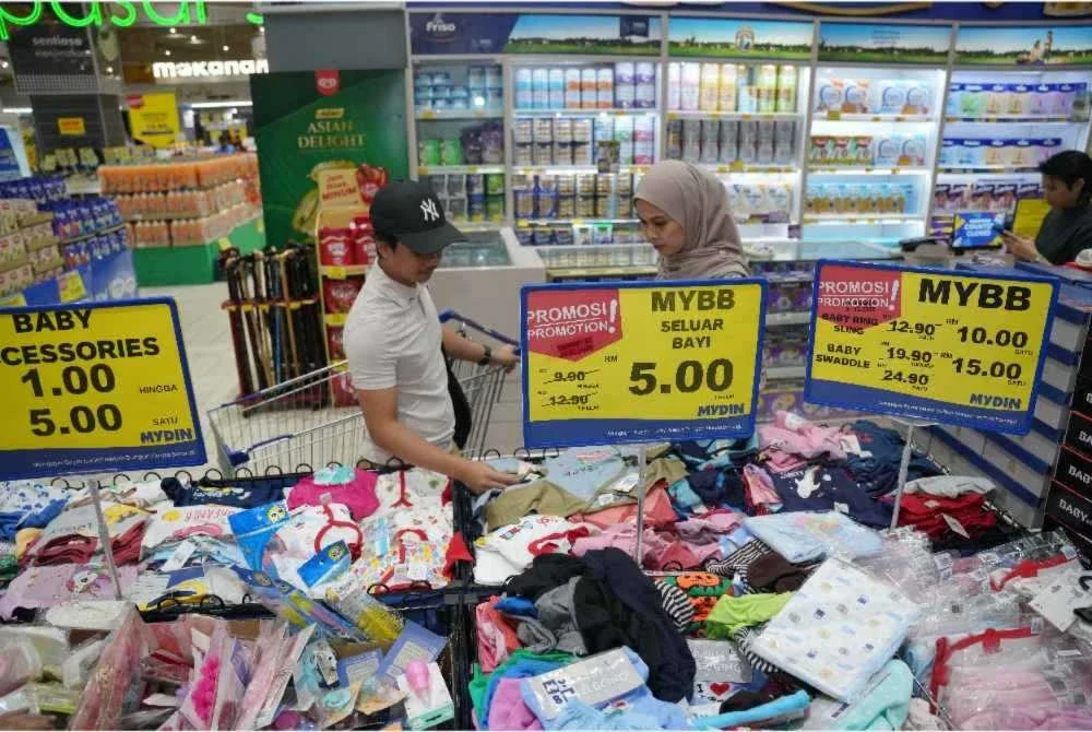 Penerima memilih barangan bayi terdapat di Mydin.