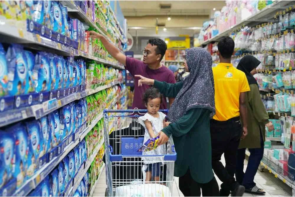 Bakal ibu dan bapa memilih barangan bayi di Mydin.