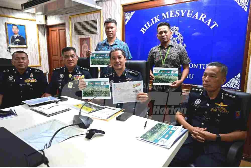 Mohd Khairi (duduk, tengah) bersama penganjur RXZ Members 8.0 ketika sidang media diadakan di Ibu Pejabat Polis Kontinjen (IPK) Terengganu di Kuala Terengganu, pada Khamis.