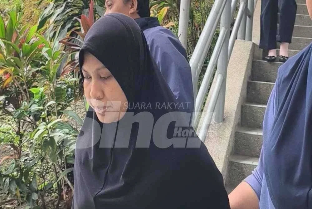 Siti Nur Wahida berbaju-T warna biru gelap dibawa ke Mahkamah Majistret Shah Alam pada Khamis bagi menghadapi pertuduhan membunuh bayinya yang baru lahir. Foto Sinar Harian