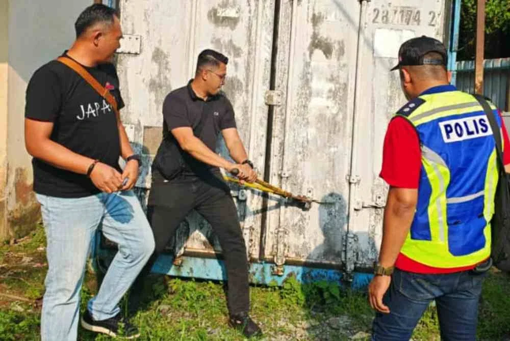 Anggota serbuan melakukan pemeriksaan ke atas stor penyimpanan membawa kepada penemuan dan rampasan katak spesies dilindungi bernilai tinggi.FOTO BRIGED TENGGARA PGA