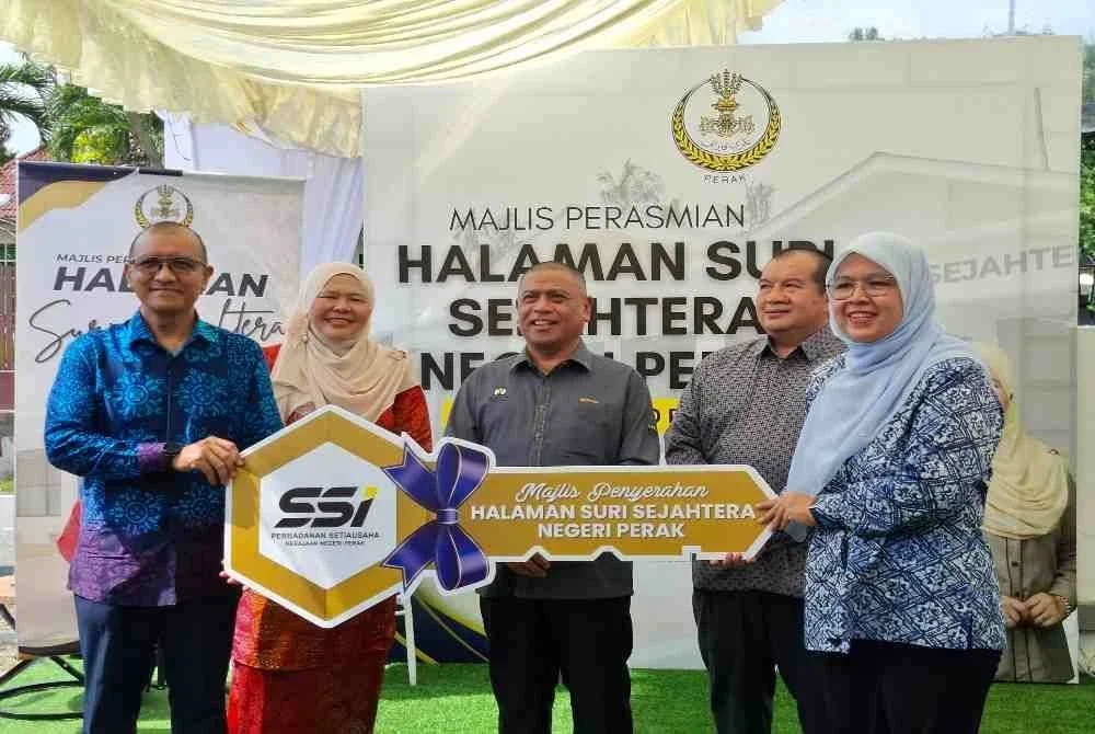 Saarani (tengah) ketika menyaksikan gimik penyerahan replika kunci Halaman Suri Sejahtera Negeri Perak daripada Perbadanan Setiausaha Kerajaan Negeri Perak kepada Sekretariat Pembangunan Wanita dan Masyarakat Negeri Perak di Taman Lapangan Terbang, Ipoh pada Khamis.