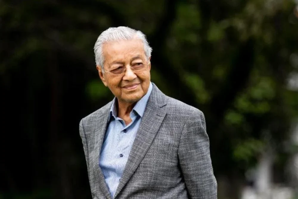 Dr Mahathir mengangkat sumpah sebagai Perdana Menteri Malaysia keempat pada 16 Julai 1981 sebelum menerajui pentadbiran negara selama lebih dua dekad. Foto FB Tun Mahathir