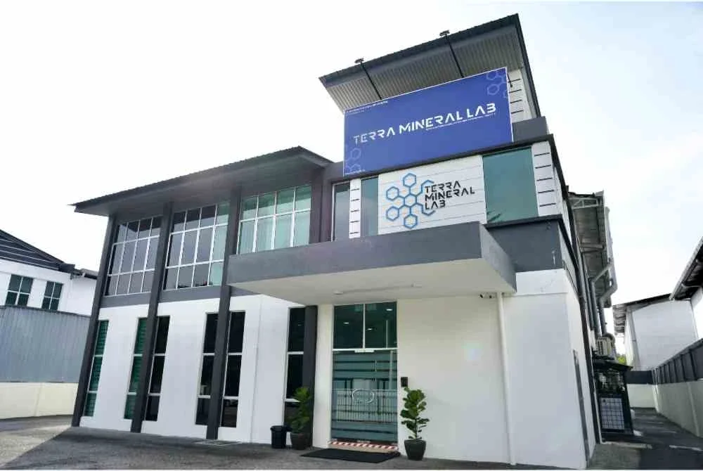 TML ditubuhkan pada 2024 sebagai langkah kerajaan negeri melalui MB Inc membina keupayaan tempatan dalam analisis kandungan mineral, mengurangkan kebergantungan kepada makmal luar serta memperkukuh rantaian nilai industri mineral.