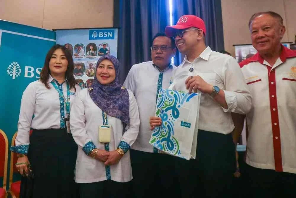 Steven (dua kanan) merasmikan Taklimat Pembiayaan dan Akses Pasaran PMKS anjuran SME Corp Malaysia dengan kerjasama Dewan Perniagaan dan Perindustrian Cina Kedah (KCCCI) di Alor Setar pada Khamis.