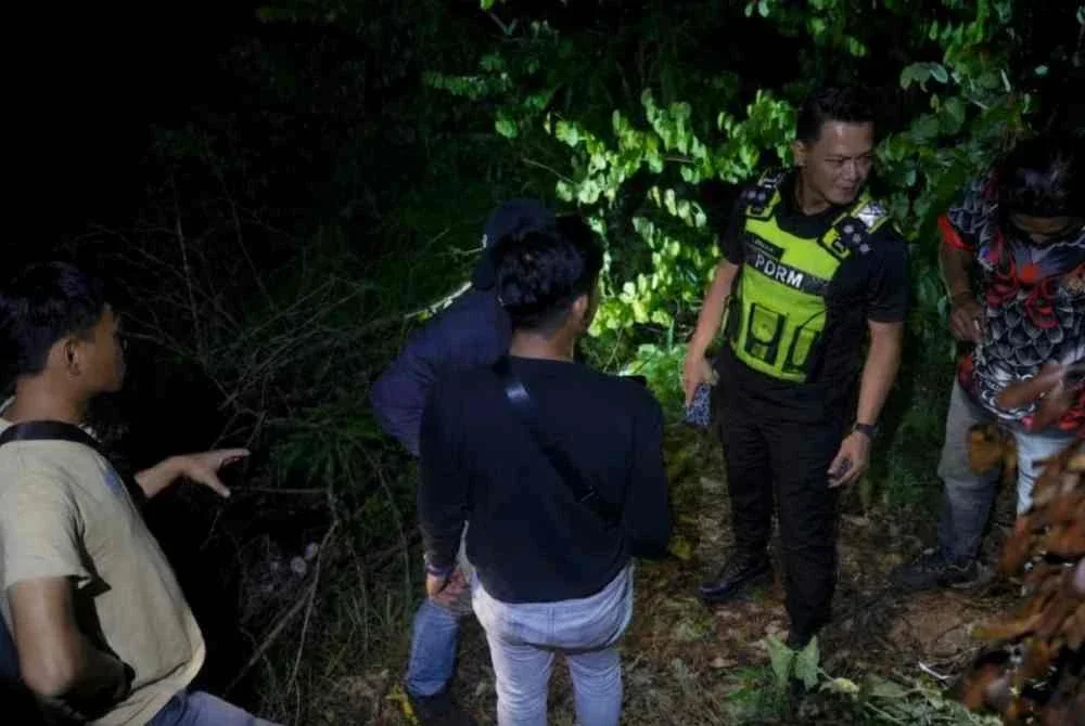 Polis menerima maklumat daripada orang awam berhubung penemuan mayat teesebut berhampiran sebuah rumah dalam pembinaan di kawasan cerun semak belukar atas bukit pada jam 10.38 malam.