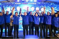 Ahmad Zahid (empat dari kiri) mengangkat tangan bersama sebahagian calon pada majlis pengumunan Calon BN PRN Negeri Sembilan di pekarangan Stadium Tuanku Abdul Rahman pada Rabu. Foto Bernama