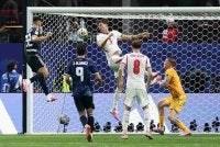 Lautaro Martinez (kiri) menanduk masuk gol kemenangan Argentina pada masa kecederaan untuk memusnahkan impian mara ke final. - Foto: Agensi 