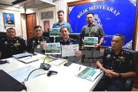 Mohd Khairi (duduk, tengah) bersama penganjur RXZ Members 8.0 ketika sidang media diadakan di Ibu Pejabat Polis Kontinjen (IPK) Terengganu di Kuala Terengganu, pada Khamis.