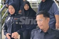 Siti Nur Wahida (tengah) dibawa ke Mahkamah Majistret Shah Alam pada Khamis bagi menghadapi pertuduhan membunuh bayinya yang baru lahir. Foto Sinar Harian