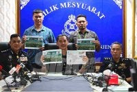 Lukhman (berdiri, kiri) bersama Mohd Khairi (duduk, kanan) dan Azli (duduk, kiri) ketika sidang akhbar diadakan bersama pihak berkuasa di Ibu Pejabat Polis Kontinjen (IPK) Terengganu di Kuala Terengganu, pada Khamis.