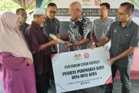 Mahdzir (tiga dari kanan) ketika hadir pada Program Penyerahan Geran Hak Milik dan Program Semarak Kasih Komuniti Desa KEDA Daerah Padang Terap di KEDA Semeliang, Kuala Nerang pada Khamis.