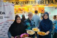 Gerena Beevi (kiri) bersama ahli keluarganya menunjukkan antara menu utama yang menjadi kegemaran pelanggan.