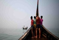Sekumpulan pelarian Rohingya menaiki sebuah bot nelayan ketika merentasi perairan Teluk Benggala dalam usaha mencari perlindungan di negara lain. Foto fail Reuters