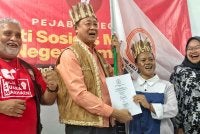 Rashid (dua dari kiri) menyerahkan watikah pencalonan kepada Dayana.