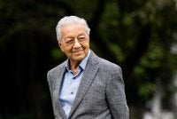 Dr Mahathir mengangkat sumpah sebagai Perdana Menteri Malaysia keempat pada 16 Julai 1981 sebelum menerajui pentadbiran negara selama lebih dua dekad. Foto FB Tun Mahathir