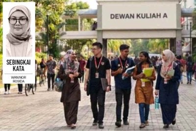Universiti bukan sekadar tempat melahirkan graduan yang cemerlang dari segi akademik tapi juga merupakan ruang untuk membentuk nilai, sahsiah dan prinsip hidup yang akan dibawa ke alam pekerjaan. Foto dijana AI