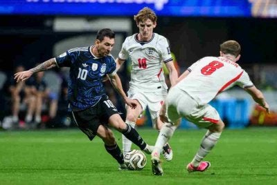 Messi (kiri) sekali lagi memainkan peranan penting dalam kebangkitan 2-1 Argentina ke atas England di separuh akhir. Foto: Agensi 