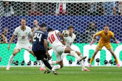 Enzo Fernandez melepaskan rembatan padu untuk menghidupkan semula harapan Argentina ke final selepas ketinggalan 0-1 ketika perlawanan berbaki lima minit untuk ditamatkan. Foto: Agensi 