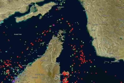 Ribuan kapal terkandas di Selat Hormuz sejak laluan strategik itu menjadi titik ketegangan antara AS dan Iran. - Agensi