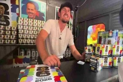 Tiga minggu lalu, Maguire dilihat sedang menjual dan mengagihkan pelekat Panini di New York. Foto: Agensi 