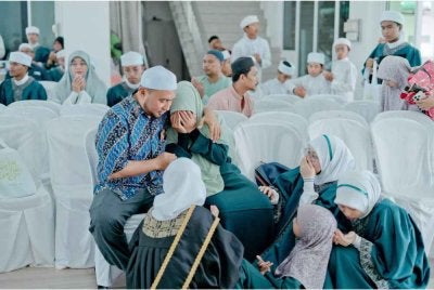 Tiga cahaya mata berjaya menamatkan hafazan 30 juzuk al-Quran pada Majlis Konvokesyen Huffaz Maahad Tahfiz An Nabawi Jerantut tahun lalu. Foto: FB Ustaz Ahmad Dusuki Abd Rani