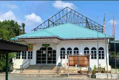 Kerja-kerja menukar bumbung masjid dilakukan melalui dana yang terkumpul. Foto Masjid At-Taqwa