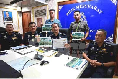 Mohd Khairi (duduk, tengah) bersama penganjur RXZ Members 8.0 ketika sidang media diadakan di Ibu Pejabat Polis Kontinjen (IPK) Terengganu di Kuala Terengganu, pada Khamis.