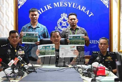 Lukhman (berdiri, kiri) bersama Mohd Khairi (duduk, kanan) dan Azli (duduk, kiri) ketika sidang akhbar diadakan bersama pihak berkuasa di Ibu Pejabat Polis Kontinjen (IPK) Terengganu di Kuala Terengganu, pada Khamis.