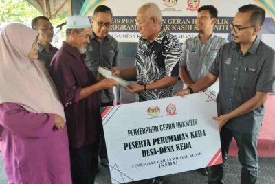Mahdzir (tiga dari kanan) ketika hadir pada Program Penyerahan Geran Hak Milik dan Program Semarak Kasih Komuniti Desa KEDA Daerah Padang Terap di KEDA Semeliang, Kuala Nerang pada Khamis.