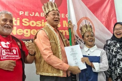 Rashid (dua dari kiri) menyerahkan watikah pencalonan kepada Dayana.