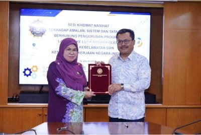 Norazlina dan Ayop semasa Sesi Khidmat Nasihat Terhadap Amalan, Sistem dan Tatakelola berhubung Pengurusan Program Lawatan Kerja Luar Negara NIOSH di Bangi pada Khamis.