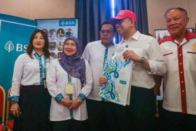 Steven (dua kanan) merasmikan Taklimat Pembiayaan dan Akses Pasaran PMKS anjuran SME Corp Malaysia dengan kerjasama Dewan Perniagaan dan Perindustrian Cina Kedah (KCCCI) di Alor Setar pada Khamis.