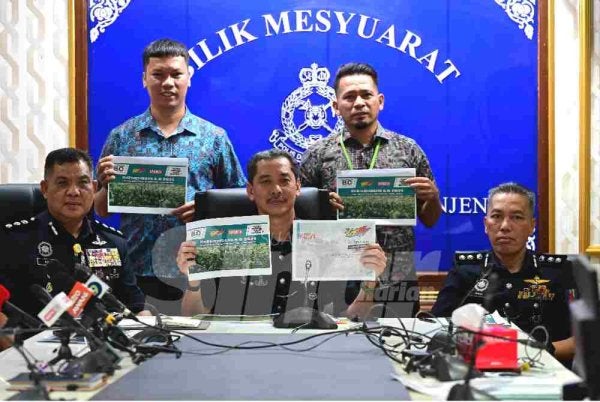 Lukhman (berdiri, kiri) bersama Mohd Khairi (duduk, kanan) dan Azli (duduk, kiri) ketika sidang akhbar diadakan bersama pihak berkuasa di Ibu Pejabat Polis Kontinjen (IPK) Terengganu di Kuala Terengganu, pada Khamis.