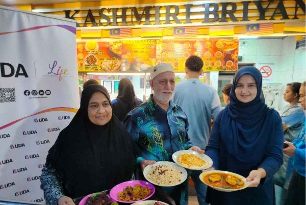 Gerena Beevi (kiri) bersama ahli keluarganya menunjukkan antara menu utama yang menjadi kegemaran pelanggan.